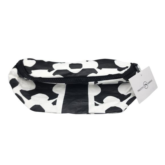 NEW Pretty Simple Kona Cove Tyvek Splashproof Beach Bum Bag Black & White Clover - Picture 2 of 9